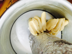 把一堆一堆切好的面块竖着贴中间罐体放好1