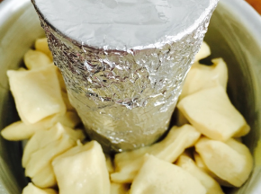 取一两条切小块放面上，凌乱的状会更好看，放烤箱发酵！底部放碗热水，35度，40分钟13.
很可爱，像棉花糖似的
