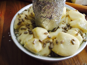 表面再次涂上练乳，撒上瓜仁「各种干果，自己随意，」烤箱预热，180度，20分钟！