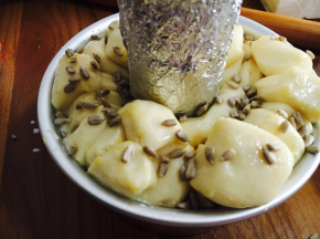 表面再次涂上练乳，撒上瓜仁「各种干果，自己随意，」烤箱预热，180度，20分钟！