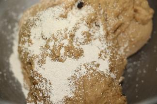 加入酵母，和面3分钟