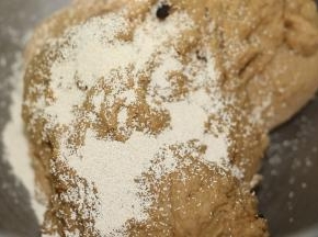 加入酵母，和面3分钟