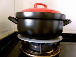 盖上锅盖大火烧开，撇去浮油，转小火炖煮50分钟。