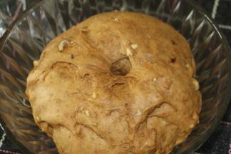 一发发酵面团原来的2-2.5倍
手指沾粉戳孔不塌陷不回缩即表示发酵完成了