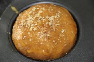 二发完成取出
175度预热烤箱
在面包表面擦上一层蛋液，撒上小麦胚芽
175度烤18分钟即可