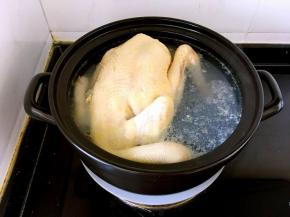 黑乐砂锅，加入适量清水，将鸡整个放进去，烧制微微沸腾。