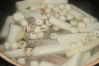 加入适量的水，我放入材料3倍多的水
大火烧开后转最小火