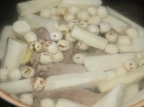 加入适量的水，我放入材料3倍多的水
大火烧开后转最小火
