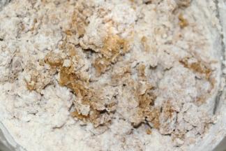 搅成絮状
启动厨师机2档和面2分钟