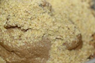 加入小麦胚芽和掰碎的核桃仁
和面2分钟，不小麦胚芽和核桃仁和进面团里就好，不要和太久