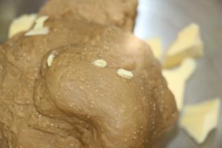 加入黄油，和面5分钟