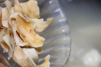 汤熬了29分钟后加入百合