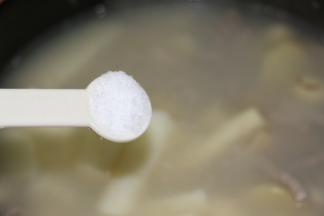 继续熬30分钟，加入适量的盐