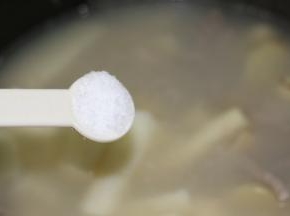 继续熬30分钟，加入适量的盐