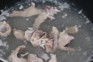 展肉切片，锅里烧开水，把肉放进去焯水2分钟捞起