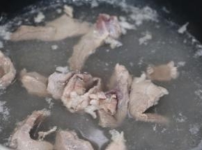 展肉切片，锅里烧开水，把肉放进去焯水2分钟捞起