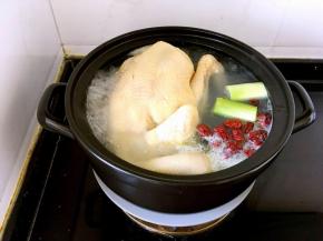 放入葱段、姜片、大枣。