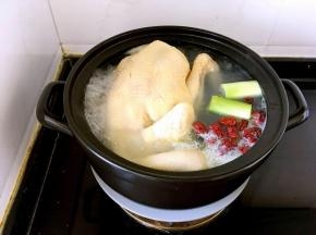 放入葱段、姜片、大枣。