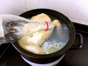 倒入料酒去腥。