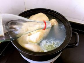 倒入料酒去腥。