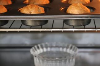 烤箱进行二发
发酵功能30度50分钟
底下放一碗开水，保持湿度