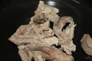 汤煲里放入展肉