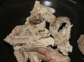汤煲里放入展肉