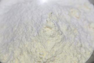 厨师机和面盆里放入面粉、奶粉、砂糖、盐