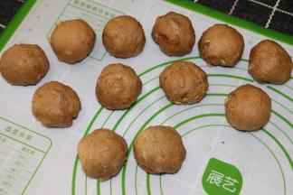 平均分成12等份，滚圆，放入模具里