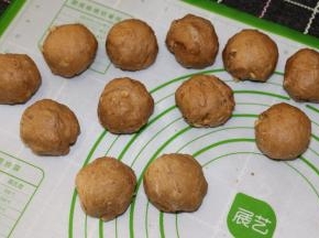平均分成12等份，滚圆，放入模具里
