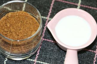 牛奶隔水加热后倒入红糖粉里，充分融化红糖粉