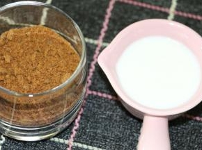 牛奶隔水加热后倒入红糖粉里，充分融化红糖粉