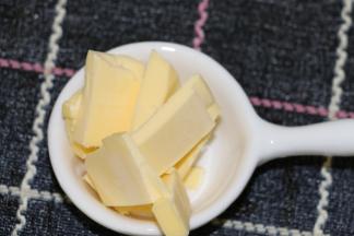 黄油提前取出切小块室温软化