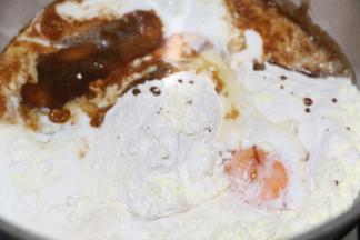 打入鸡蛋，倒入红糖水和牛奶