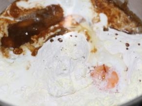 打入鸡蛋，倒入红糖水和牛奶
