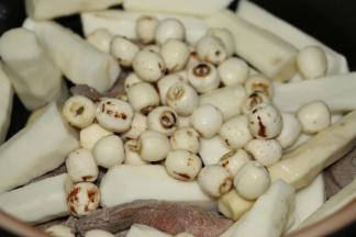 放入莲子和山药