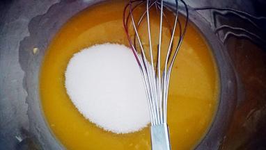 黄油中加入白糖 搅拌至白糖融化