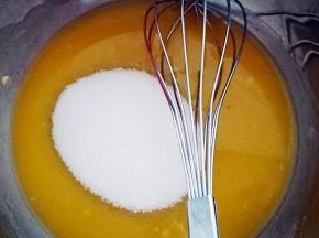 黄油中加入白糖 搅拌至白糖融化