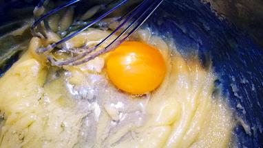 加入鸡蛋继续搅拌