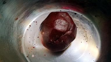 将剩余的一半低筋粉倒入另一盆中 加入可可粉 搅拌并合成面团 保鲜膜包好两个面团放入冰箱冷藏一小时