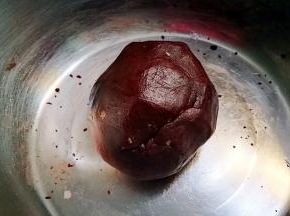 将剩余的一半低筋粉倒入另一盆中 加入可可粉 搅拌并合成面团 保鲜膜包好两个面团放入冰箱冷藏一小时