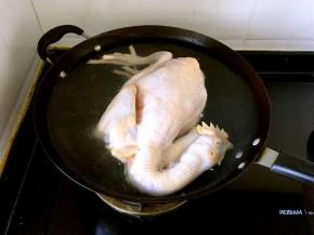 放冷水锅中烧沸，取出用流水洗净血污。