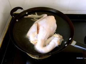 放冷水锅中烧沸，取出用流水洗净血污。