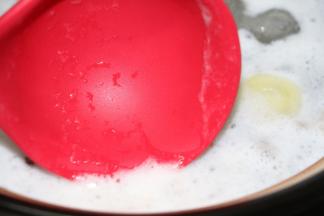 烧开时会有很多白色泡沫，用汤勺舀出来倒掉