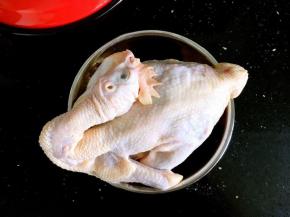 活鸡宰杀，用沸水烫去毛，剖腹，取出内脏、食管、气管，洗净。