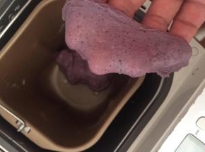 然后黑米汁和其他面团材料揉出薄膜