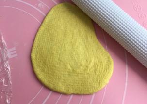 取一个松弛好的面团擀开排气