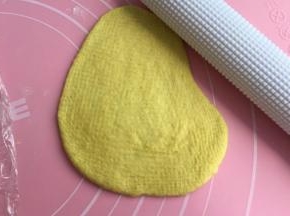 取一个松弛好的面团擀开排气