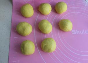 分成均匀8个，揉圆松弛10分钟