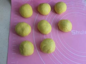 分成均匀8个，揉圆松弛10分钟